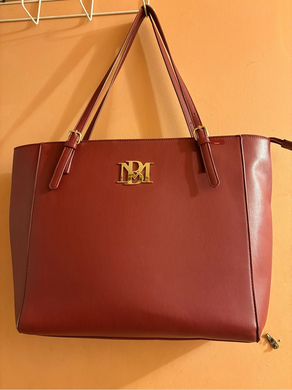 Badgley Mischka Tote Vinipiel Burgundy Logo MB Dorado - Bolsa de Trabajo - Picture 10 of 11